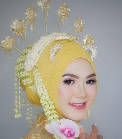 Rias Pengantin dan Makeup Artist Solo