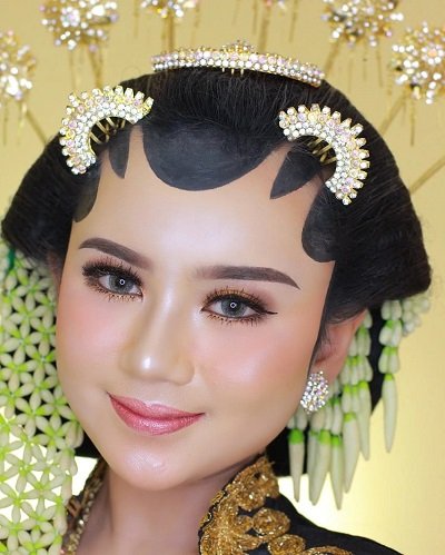 Rias Pengantin dan Makeup Artist Solo